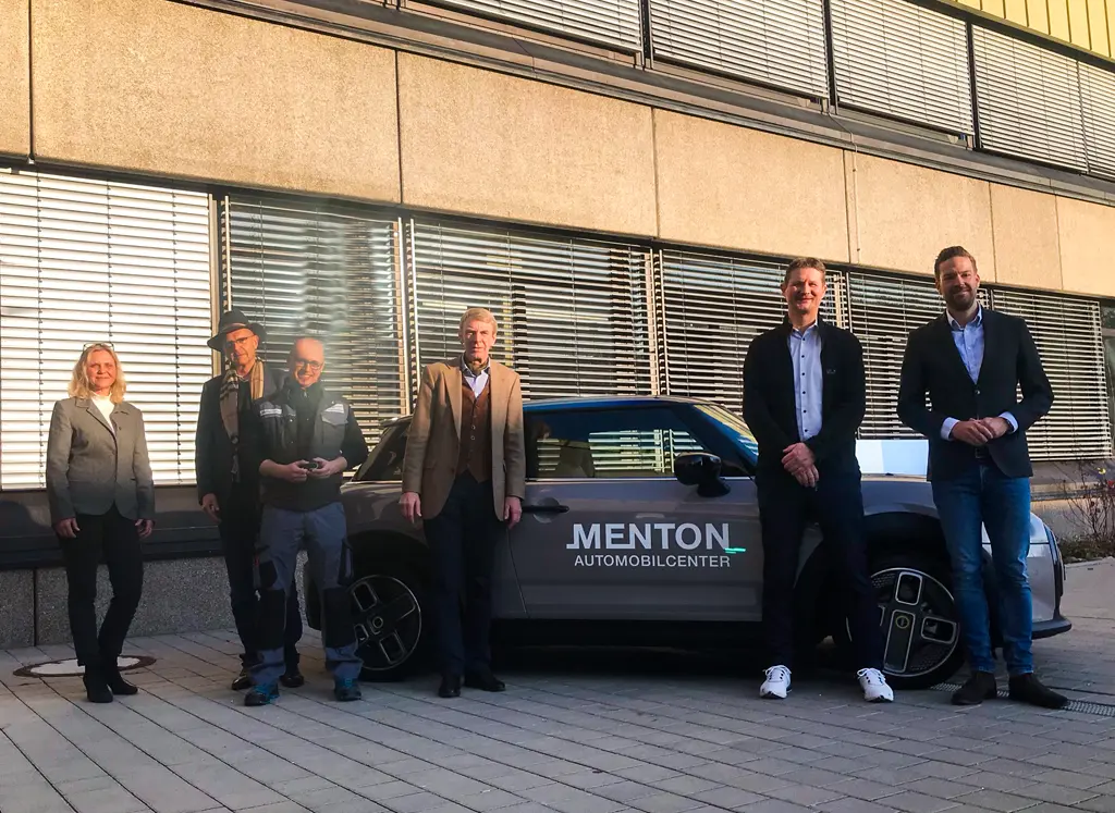 Übergabe Fahrzeugspende Mini Cooper SE durch das Menton Automobilcenter und AfterSales-Leiter Herr Clauss