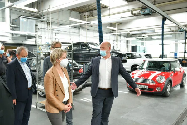 Ausbildungsreise im Menton Automobilcenter Geschäftsführer Frank Hindenach